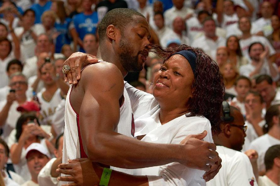 发误导决策 发误导决策